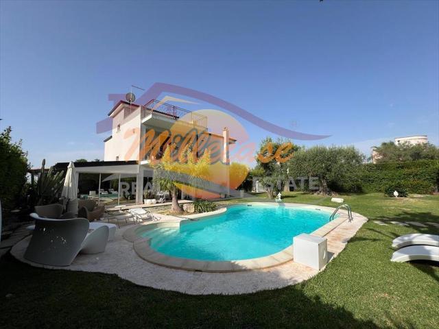 Villa con giardino in strada tremmilia 3, Siracusa