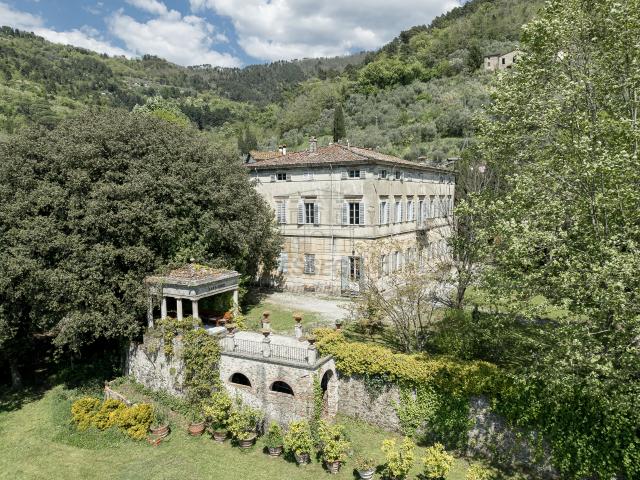 Villa con giardino in piazza del popolo 102, Lucca