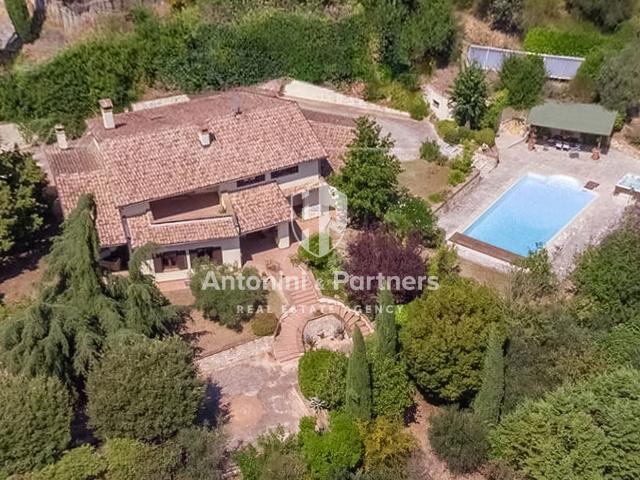 Villa con giardino in piazza del popolo, Todi