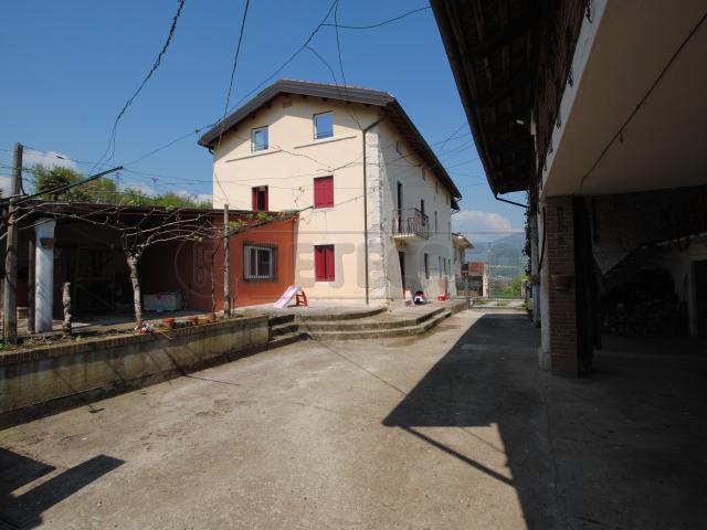 Villa con giardino in piazza roma 36, Brogliano