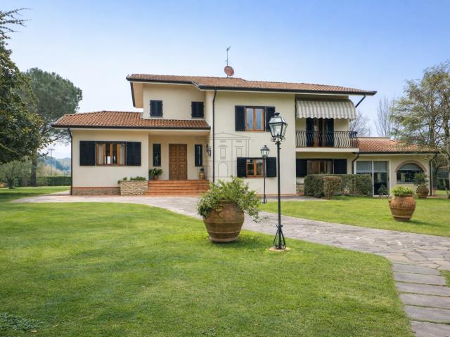 Villa con giardino in traversa ii via vecchia pesciatina 84, Lucca
