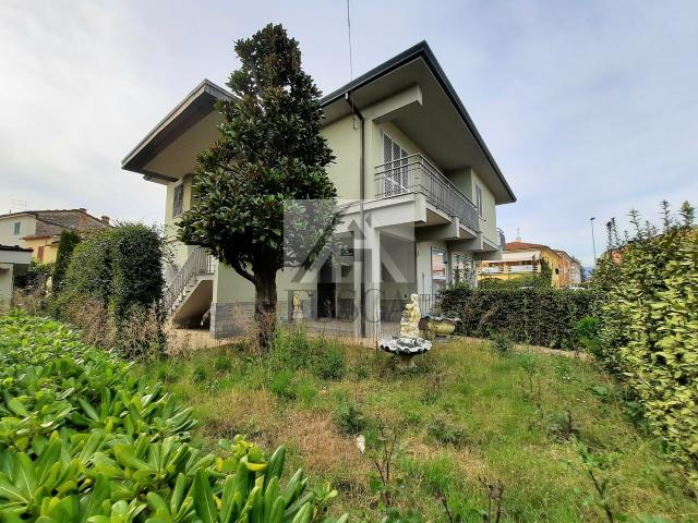 Villa con giardino in traversa iii via romana, Lucca