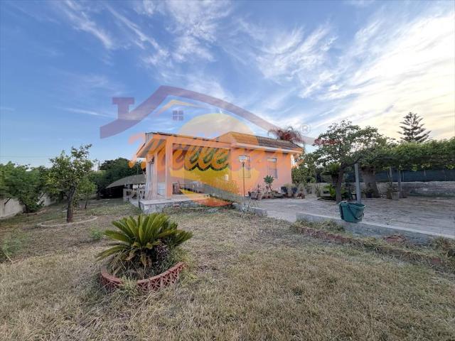 Villa con giardino in traversa pozzo di mazza, Siracusa