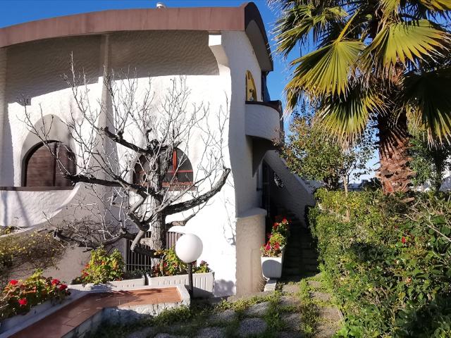 Villa con giardino in v.le alcione, Francavilla al Mare