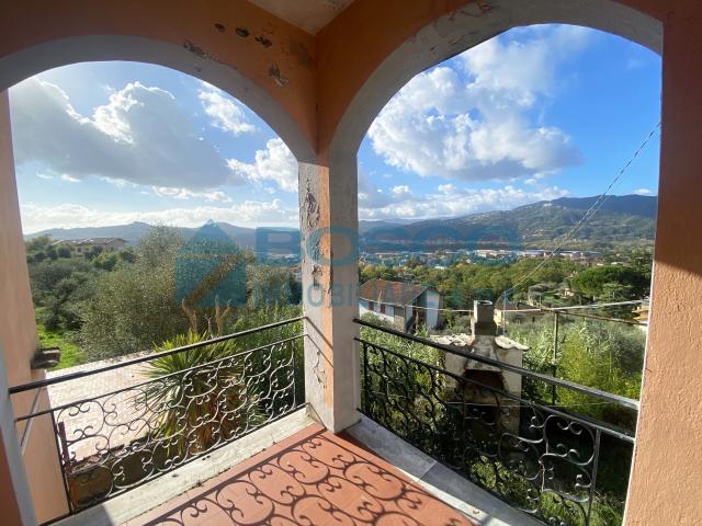 Villa con giardino in via mascagni, Bolano
