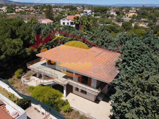 Villa con giardino in via mar di bering, Siracusa