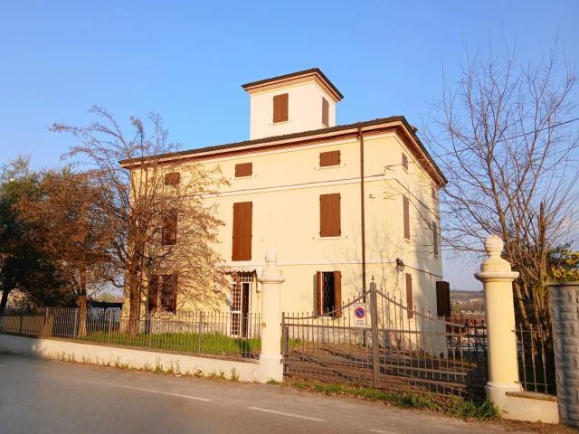Villa con giardino in via modenese 1205, Vignola