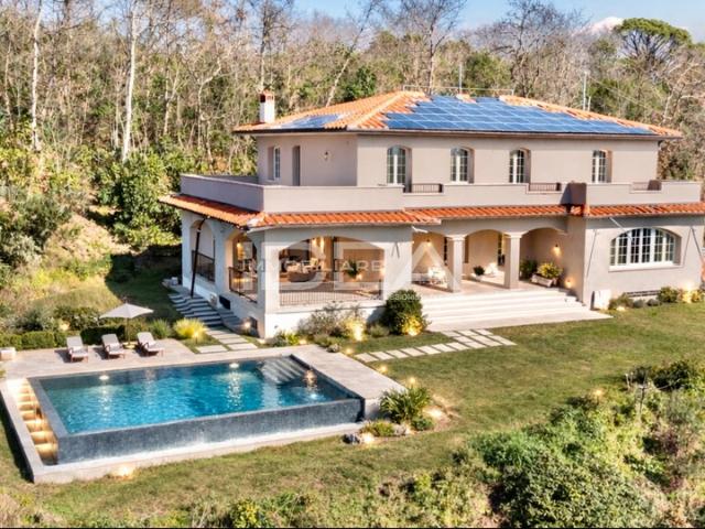Villa con giardino in via montebonelli, Lucca