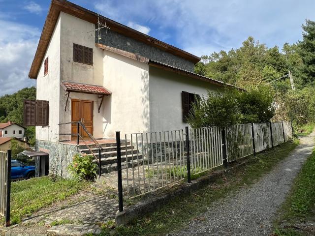 Villa con giardino in via oratorio 3, Urbe