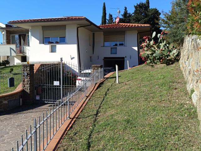 Villa con giardino in via achille grandi, Reggello