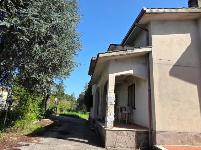Villa con giardino in via aldo moro 38, Morlupo