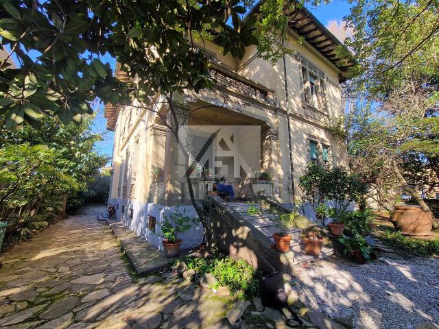 Villa con giardino in via borgo giannotti, Lucca