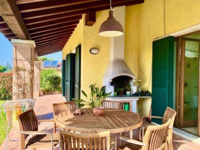 Villa con giardino in via cantinone, Ortonovo