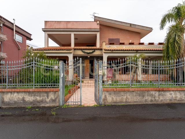 Villa con giardino in via carmelina naselli 51, Catania