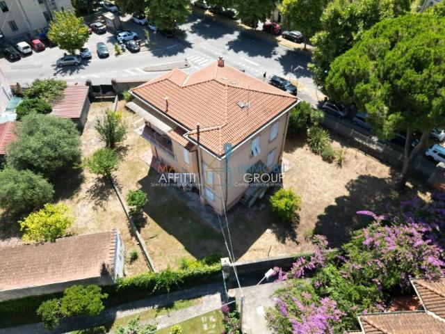 Villa con giardino in via carducci 123, Massa