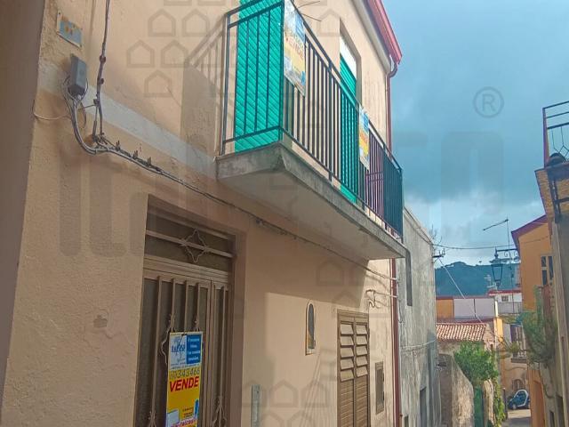 Villa con giardino in via carrinelli, Messina