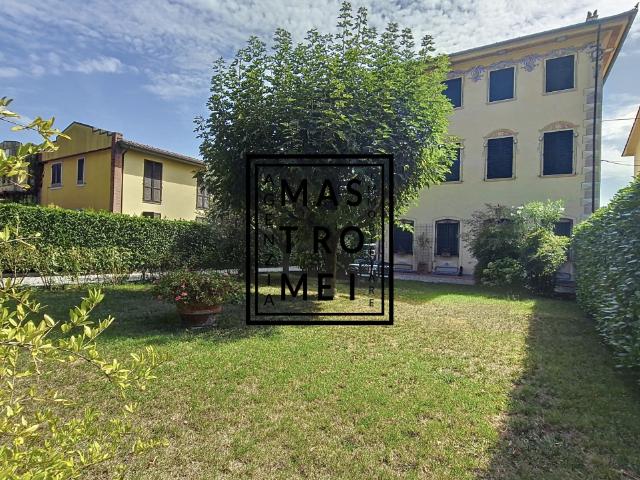Villa con giardino in via del parco, Capannori