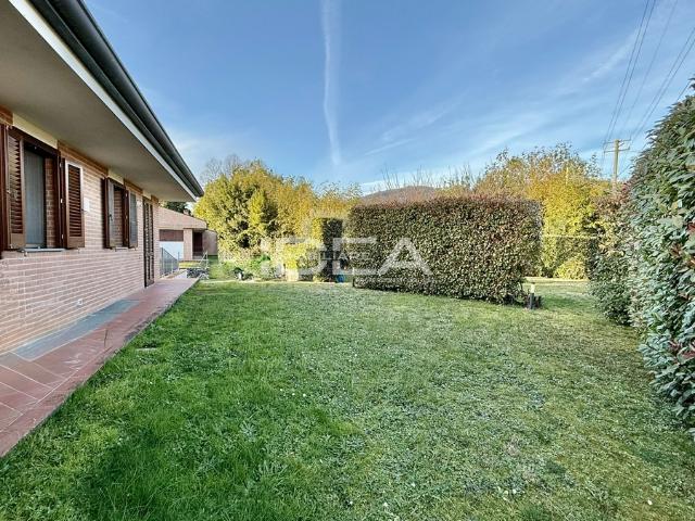 Villa con giardino in via della billona, Lucca