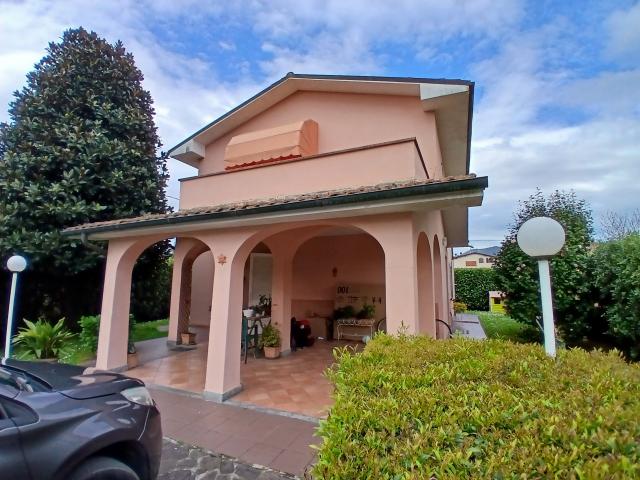 Villa con giardino in via di mezzo ii, Lucca
