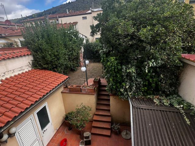 Villa con giardino in via firenze, Prato