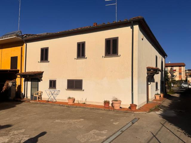 Villa con giardino in via fonterosa, Arezzo