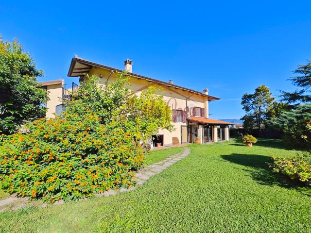 Villa con giardino in via forano 9, Ameglia