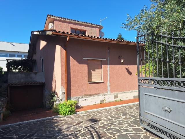 Villa con giardino in via giotto 9, Morlupo