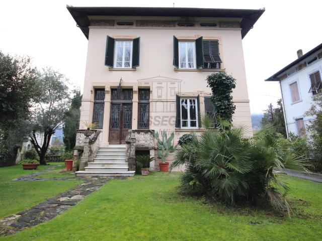 Villa con giardino in via giovanni volpi, Lucca