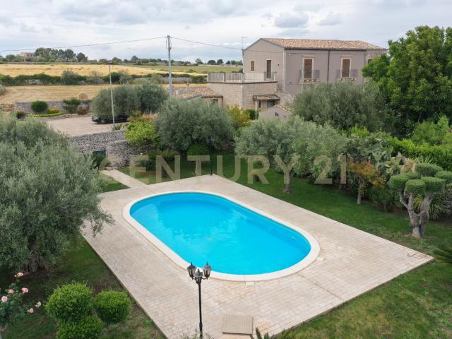 Villa con giardino in via passo parrino 19, Modica