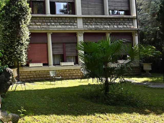 Villa con giardino in via prati, Brescia