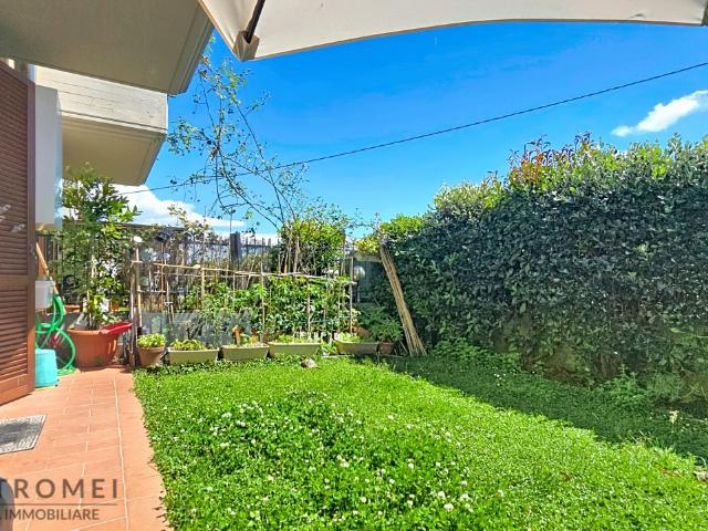 Villa con giardino in via regione marche, Altopascio