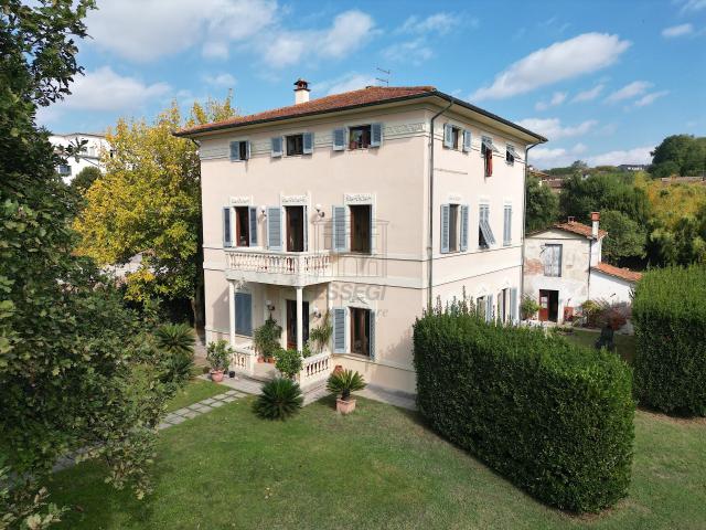 Villa con giardino in via roma, Porcari