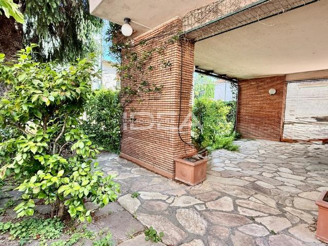 Villa con giardino in via san marco, Lucca