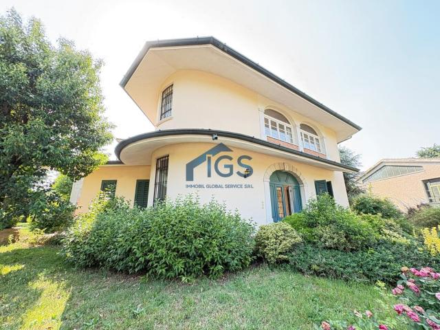Villa con giardino in via santa giulia 3, Travagliato