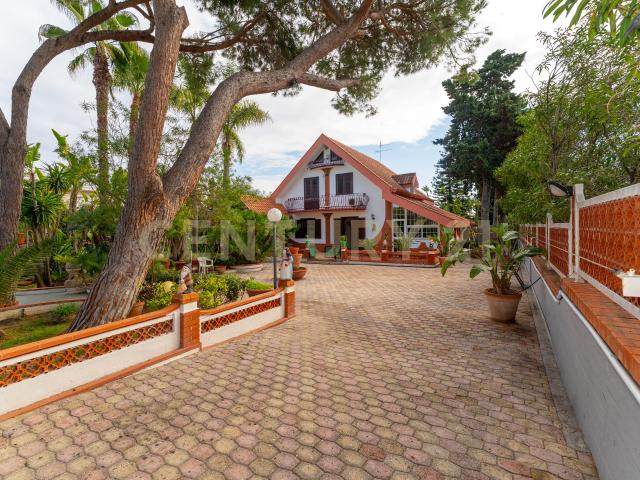 Villa con giardino in via spinelli 44, Augusta