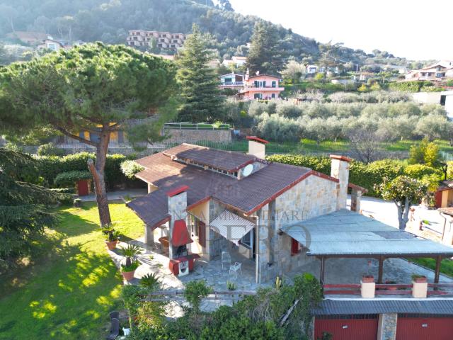 Villa con giardino in via tamagna 1, Ventimiglia