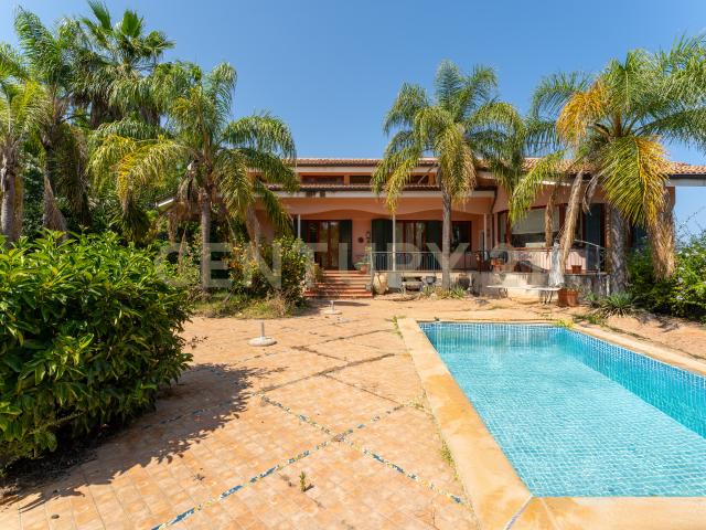 Villa con giardino in via timparosa 39, Aci Castello