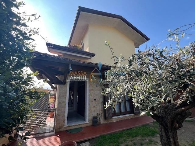 Villa con giardino in via tinelli 33, Massa