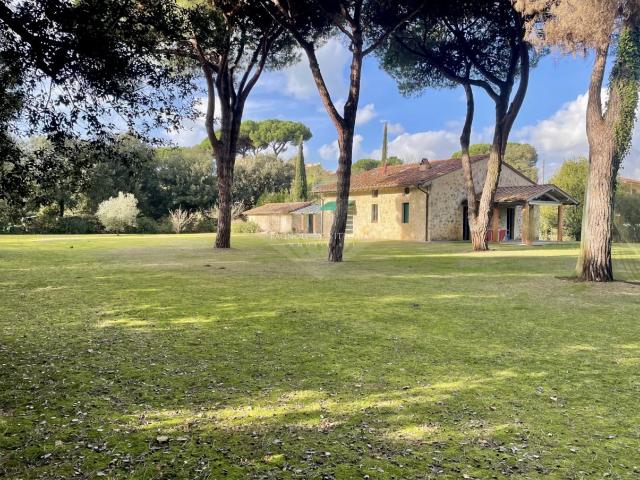 Villa con giardino in via toscana, Pietrasanta