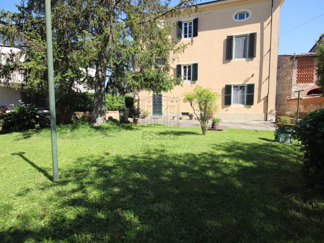 Villa con giardino in via traversa di parezzana 1, Capannori