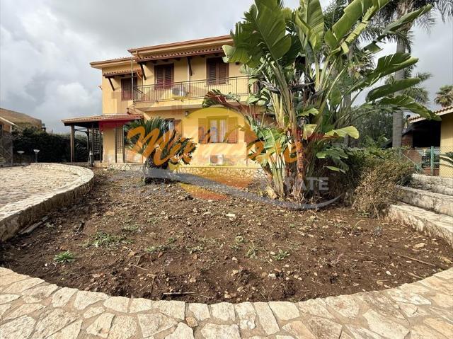 Villa con giardino in viale garrone, Melilli