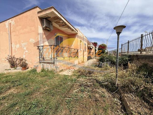 Villa con giardino in viale edoardo garrone, Siracusa