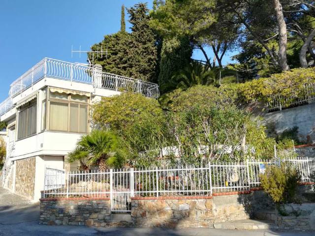 Villa con giardino in viale olanda, Andora
