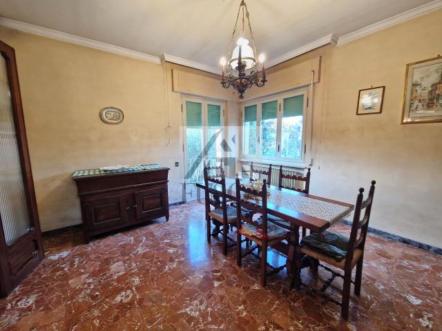 Villa con giardino in viale lazzaro papi 59, Lucca