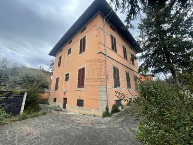 Villa con giardino in viale luporini 97, Lucca
