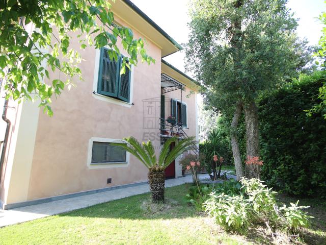 Villa con giardino in viale san concordio 483, Lucca
