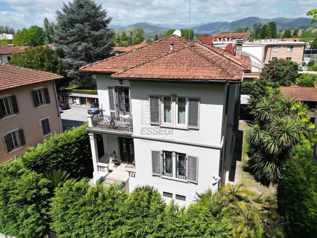 Villa con giardino in viale pacini 35, Lucca