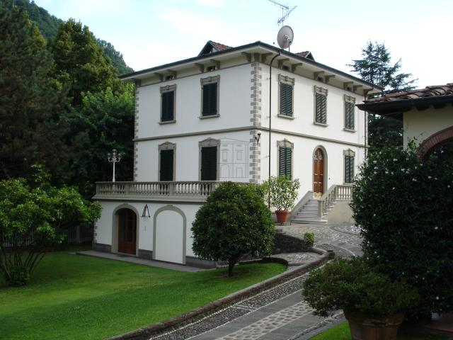 Villa con giardino in viale umberto i', Lucca