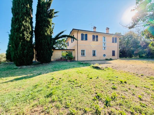Villa con giardino in vicinale papa 675, Cesena