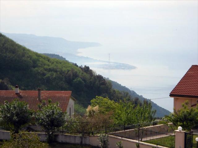 Villa con giardino in villaggio del pino, Scilla